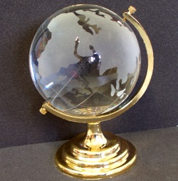 стеклянный настольный глобус с гравировкой материков