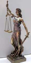 статуэтка фемиды - подарок в интерьер кабинета или приемной