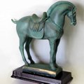 Лошадь под бронзу с патиной на деревянной подставке